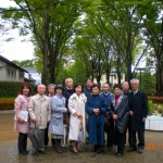 ①「府中郷土の森」で全員で撮影（右後方は旧府中町役場）